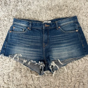 Lågmidjade jeansshorts  - Snygga Lågmidjade jeansshorts och alla mått finns bland bilderna