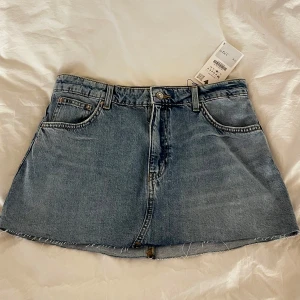 Blå jeanskjol - Jeans kjol från Zara st m säljer då den är för stor. Aldrig använd och prislappen är kvar