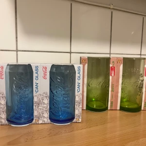Cola Glas 2008/2011 - 4st Cola Glas från McDonalds. Dom blåa från 2008 och dom gröna 2011