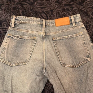 Blå raka jeans från Zara, strl 36 - Klassiska blå jeans från Zara i rak modell med normal passform. Jeansen har fem fickor, knappgylf och bälteshällor. Snyggt tvättad denim som passar till allt och ger en avslappnad vibe.