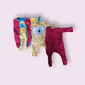Babypaket stl 50–58 - 12 plagg, 95 kr - Babypaket stl 50–58 - 12 plagg, 95 kr  Säljer ett fint blandat paket i storlek 50-56 som passar perfekt för alla årstiden.  Innehåll  6 bodys   3 mjuka heldräkter/pyjamasar  3 bekväma byxor  Totalt 12 plagg  Plaggen är i bomull, tvättade parfymfritt och kommer från rök- och djurfritt hem. Inga fläckar eller hål – bara vanligt, varsamt använt skick.  Perfekt startpaket till nästa växtspurt!