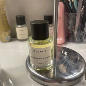 ESSNCE Irresistible Enigma parfym - Säljer min irresistible enigma. Då jag inte tyckte att just den här doften passade mig.   TOPPNOTER: Päron Mandarin Bergamott  HJÄRTNOTER: Apelsinblomma Sambac jasmin Neroli   BASNOTER: Bourbon vanilj Vit mysk Amber Benzoin