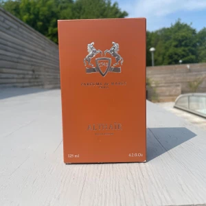 PdM Althair - 125 ml - Bra skick - Parfums de Marly – Althair 125 ml Säljer Althair – en modern gourmanddoft från PdM med unik karaktär. Bara testad ett par gånger – så gott som ny.  Doftprofil: Vanilj, ambroxan, kanel och trä – varm, rik och sofistikerad Flaskstorlek: 125 ml Skick: Nästan ny – sprayad några få gånger Förvaring: Alltid mörkt och svalt  Skickas snabbt och säkert med bubbelplast. Hör gärna av dig för frågor eller fler bilder. Pris kan diskuteras vid snabb affär.  