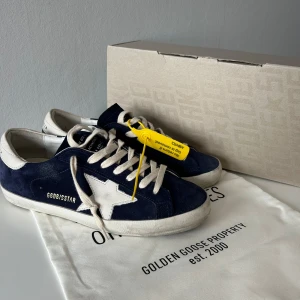 Golden goose 41 mörkblåa  - GOLDEN GOOSE mocka skor som passar mellan 41-42. Skorna är i ett mycket gott skick då de är använda fåtal gånger. De är väldigt eftertraktade och svåra att få tag på. Skriv för fler frågor eller bilder!