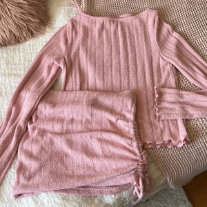 Rosa ribbad kortkjol med snörning - Jättegulligt sett med kjol och matchande topp. Kjolen kan man justera på sidan hur kort man vill ha den. 