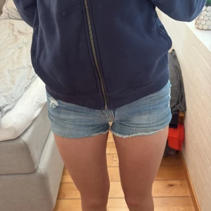 Jeansshorts från LAB Industries - Snygga ljusblå jeansshorts från LAB Industries med råa kanter och klassisk femficksdesign. Shortsen är midwaist och har en tight passform som sitter perfekt på sommaren. Köpare står för frakt!💞