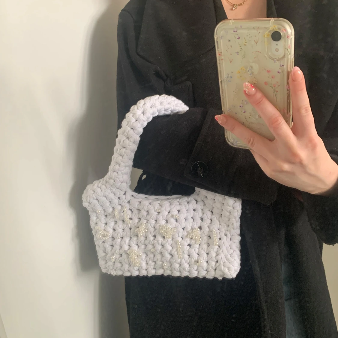 Handvirkad vit axelväska med pärlor - 3