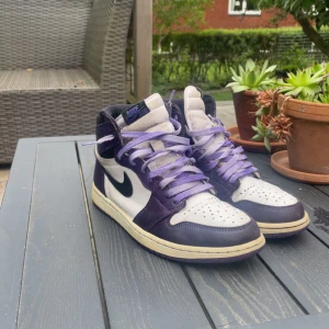 Nike Air Jordan 1 High Court Purple - Säljer ett par Nike Air Jordan 1 High ”Court Purple” i storlek 43. Inga tillbehör tillkommer vid köp. Skriv privat vid fler frågor! 