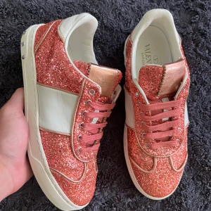 Valentino flycrew - Säljer ett par riktigt snygga valentino Flycrews i riktigt bra skick som ni kan se på bilderna. Alla nitar är kvar. 3 replacment nitar medföljer vid köp