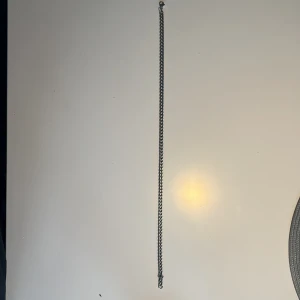 Enkel silverfärgad kedja från catwalk  - Säljer ett stilrent och elegant halsband från Catwalk med en längd på 45 cm. Halsbandet har en tidlös design i silverton som passar både till vardag och fest. Det är diskret men snyggt, vilket gör det lätt att matcha med olika outfits eller bära som ett subtilt statement. Kedjan har en klassisk look med en lätt modern känsla och är i mycket fint skick, endast använt ett fåtal gånger. Ett perfekt smycke för dig som gillar enkel och stilren design. Kan skickas eller mötas upp efter överenskommelse