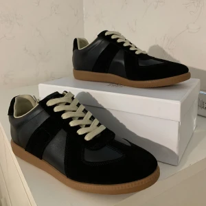 Maison margiela gats  - Maison margiela säljes i bra skick, Storlek 43 och kartongen medföljer.