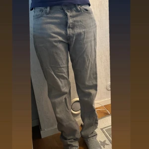 Grå raka jeans i klassisk modell - Säljer ett par grå jeans med rak passform och klassisk femficksdesign. Jeansen har normal midja och är tillverkade i mjukt denimtyg. Perfekta för dig som gillar en enkel och tidlös look. Jag är 163