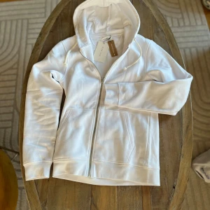 Pier one zip hoodie - Säljer denna vita pier one hoodien som bara använts 1 gång då jag provade den, jag säljer den då fel storlek skickades från zalando. Jag beställde s men fick xs😪Mitt pris är 200 (nypris 250) men det kan kanske diskuteras🙌💶🍾