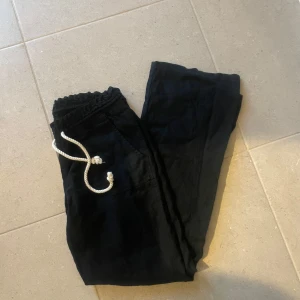 Roxy linnebyxor  - Endast använda ett fåtal gånger, därför mycket fint skick! Passar storlek s.
