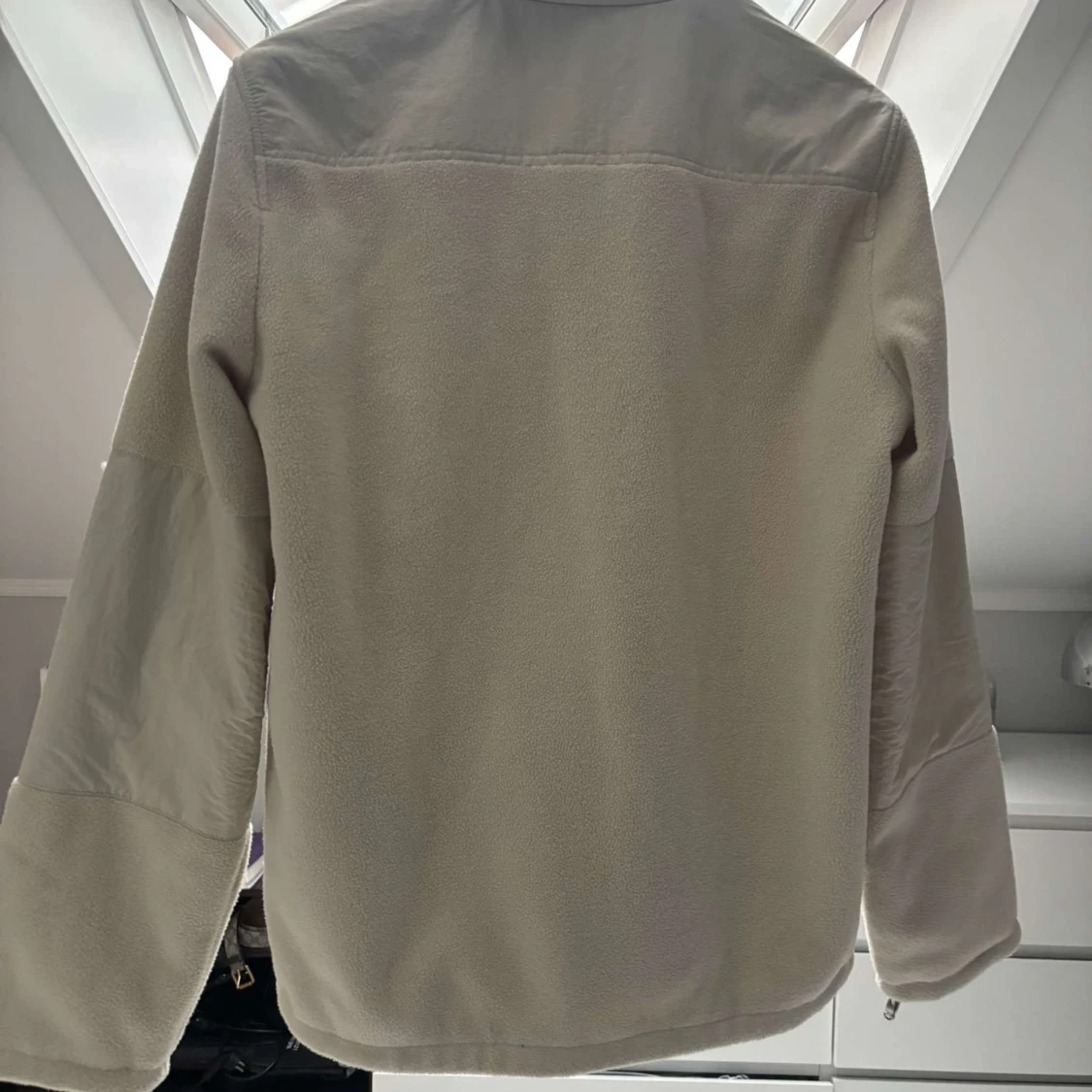 Beige fleecejacka med dragkedja - 1