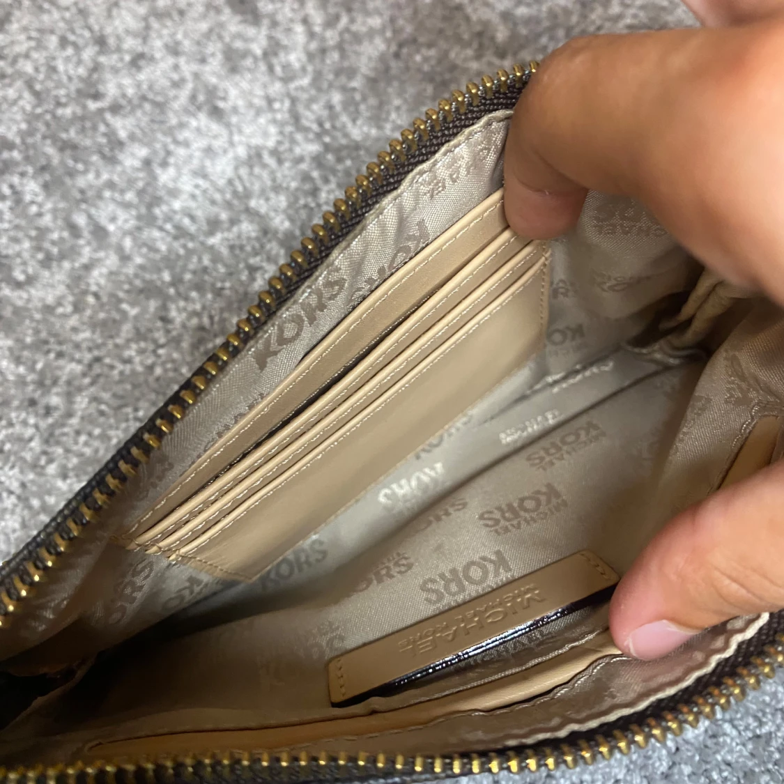 Brun Michael Kors kuvertväska - 4