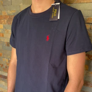 Polo Ralph Lauren T-shirt! - En riktigt fin och snygg Polo Ralph Lauren t-shirt. Denna är väldigt fin och perfekt till sommaren. Skicket på denna är helt ny, 10/10. Storleken är M. Priset jag kommer sälja denna för är 399kr, men kan sänka vid snabb affär. Skriv till mig om ni har några funderingar eller intresse. Mvh