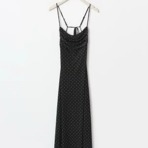 Svart mesh maxiklänning med prickar - GinaTricot  - Prickig långklänning i mesh med en öppen rygg. Klänningen är svart och fodrad och har en knytning i ryggen. Den har en ärmlös design, justerbara axelband, en fyrkantig halsringning och en figurnära passform.