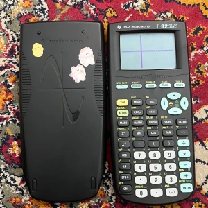 TI-82 Stats - TI-82 Stats är en populär grafritande miniräknare från Texas Instruments, perfekt för matte och statistik i skolan.  Funkar perfekt, klistermärken kan tas bort om det önskas!💞