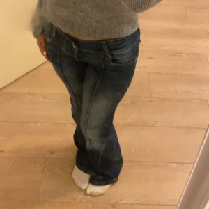 Bootcut Bershka jeans - Säljer dessa jeans som jag tidigare köpt här på Plick för att dom ej kommer till andvändning. Jeansen har två slit hål i ljumskarna som jag har sytt ihop och lappat på baksidan, och är också slitna i det området, därav priset💗. Pris kan absolut diskuteras!💕