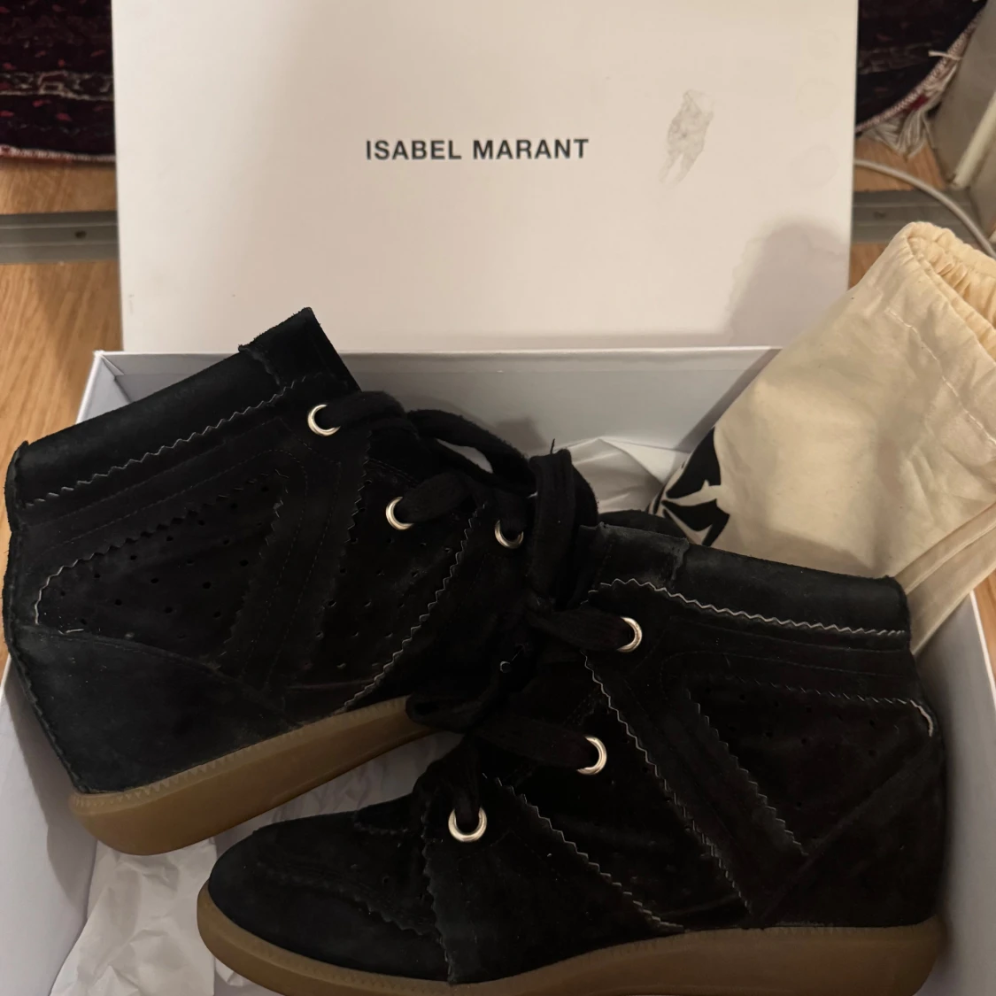 Svarta sneakers i mocka från Isabel Marant