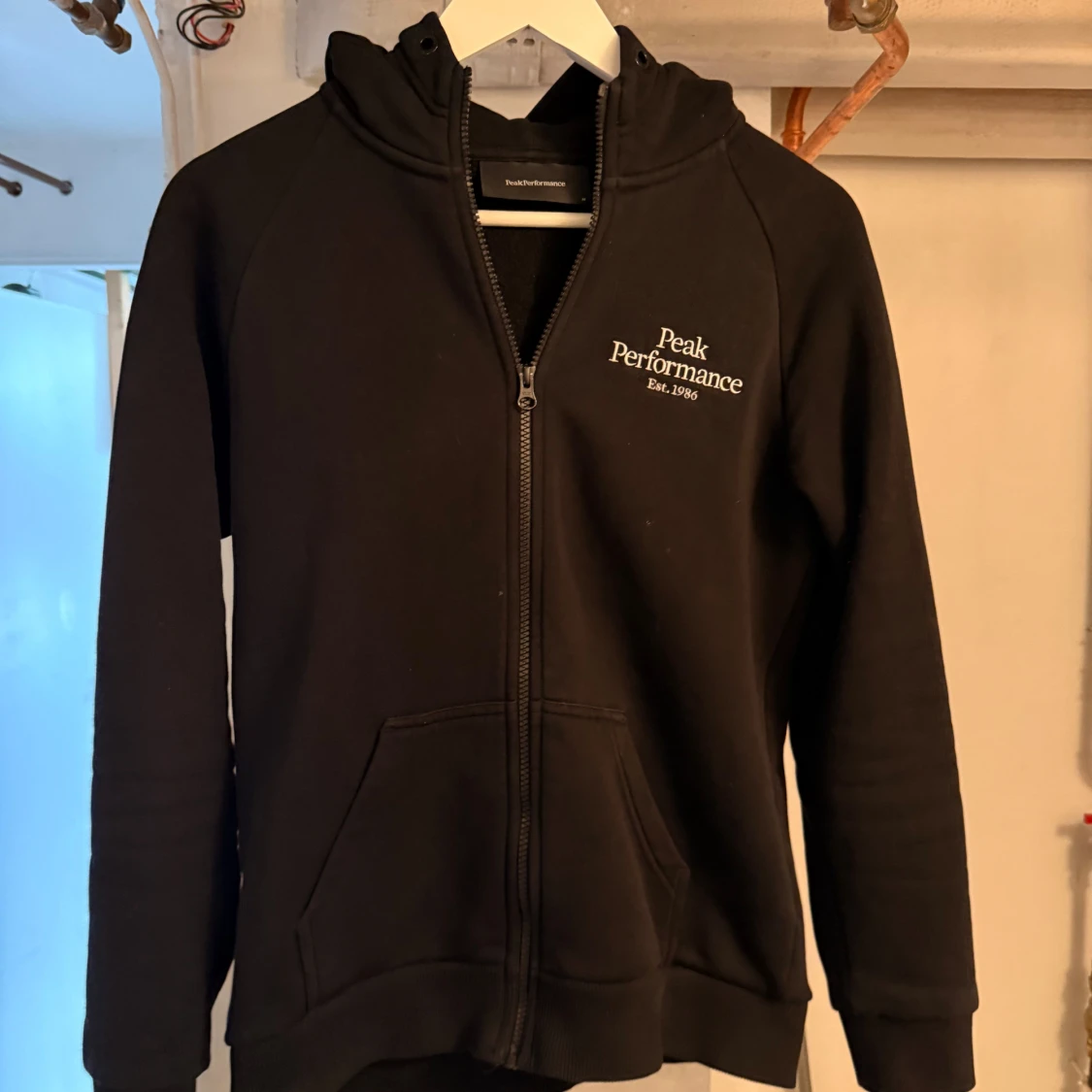 Svart hoodie från Peak Performance