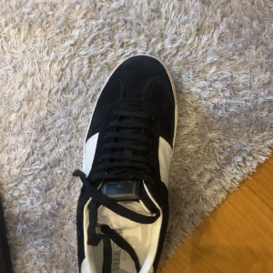 Valentino Flycrew  - Condition 9/10 all spikes left EU size 42 