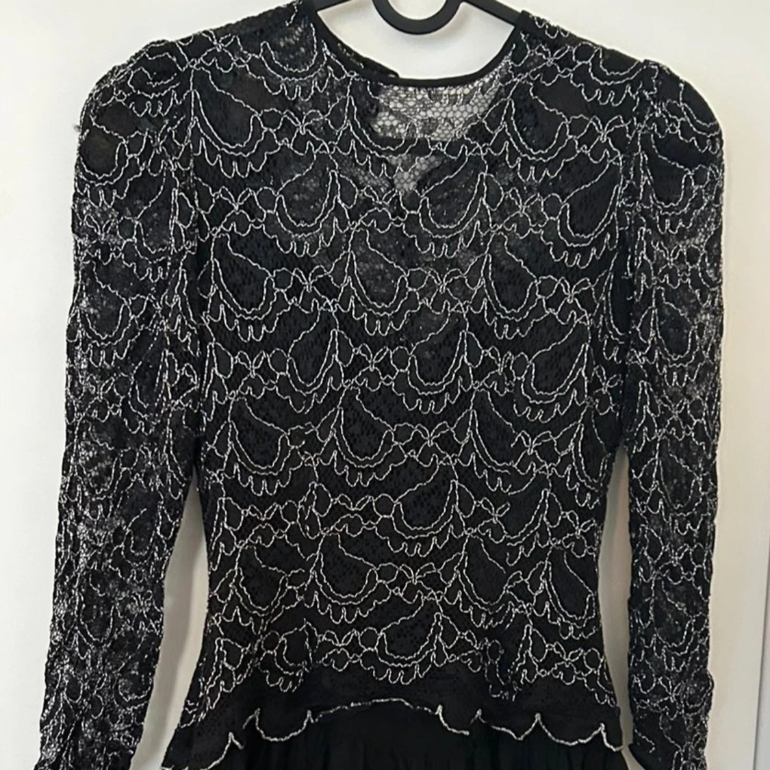 Svart spetsklänning med glitterdetaljer - 1