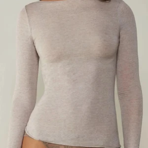 Beige långärmad topp i bomull - En stilren och enkel beige långärmad topp i mjuk bomull. Modellen har en tight passform och rund halsringning, perfekt att bära som basplagg eller under en kofta. Tunn och följsam kvalitet som känns skön mot huden. Säljer då jag har en till, skriv för fler bilder. Pris går att diskutera🥰💗