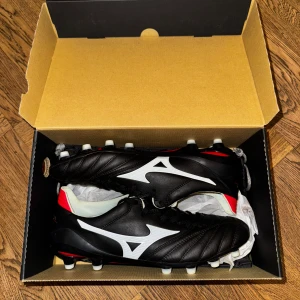 Mizuno Morelia Neo II ‘Made in Japan’ - Ni som är kunniga vet att dessa är GOAT när det kommer till fotbollsskor! Otroligt mjukt känguruläder, tillverkad för hand i Japan. Extremt lätt (180g) och perfekt för dig som söker touch komfort, och speed. 👟 Skick: Endast provade inomhus 💰 Nypris: 3099kr 📏 Storlek: 42, innermått 27cm 📦 Originalkartong, påse samt deras egna läderkräm medföljer. Priset är aningen förhandlingsbart. 