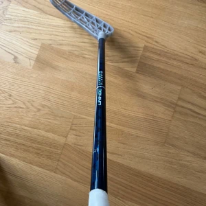 Innebandyklubba Unihoc carbon PRO blue edt - Hej! Säljer denna innebandy klubba som är som ny. Klubban är 96 cm lång och 29 flex  Ny pris 2200:- priser är inte fast och kan diskuteras.