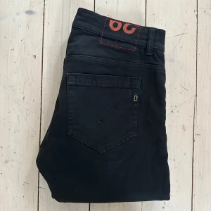 Dondup George - Svarta jeans från Dondup, model George. Sitter bra, står skinny men sitter mer som slim, som de flesta Dondups! Inga defekter eller problem, nästan helt nya😃 Hela längden: 98cm. Midje bredd: 37,5cm. Nypris: runt 5000:-, Mitt pris:599:-👍 Kontakta vid intresse, frågor eller bud! Priset är inte hugget i sten😅