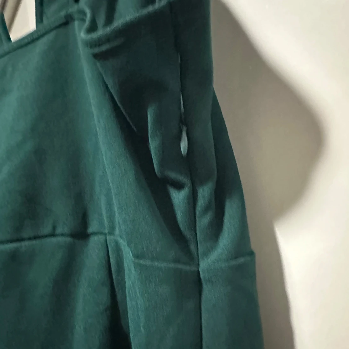 Mörkgrön kort klänning med v-ringning - 3