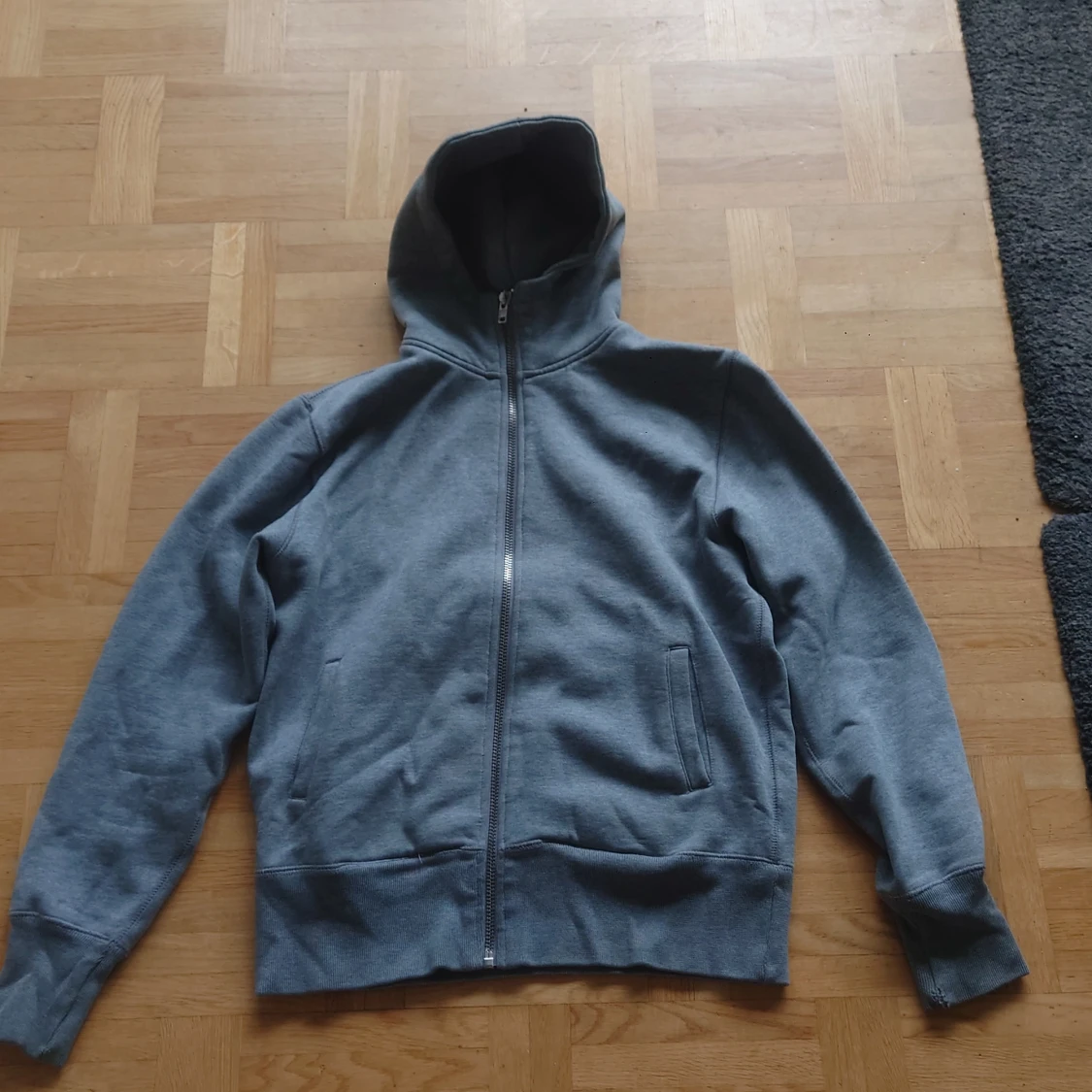 Grå hoodie med tryck från Vailent