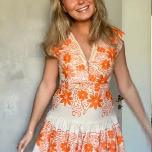 Maje klänning!! - Superfin kort klänning från Maje, lappen kvar och aldrig använd. Nypris i butik är 4240 kr. Perfekt till alla tillfällen! Säljer pga att den är lite liten. 