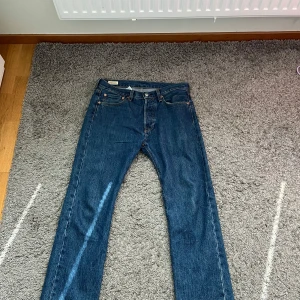 Levis 501 - Säljer dessa Levis jeans på grund av att dom är för små för mig. Dom är använda max 2-3 gånger. Priset kan diskuteras 