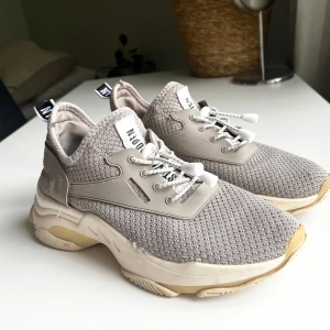 Steve Madden sneakers - Steve Madden Sneakers. Köpte själv dem på Vinted men de var för stora för mig tyvärr. Det stod att de var storlek 38 i annonsen men jag är inte helt säker, de passar iallafall 38-39 skulle jag säga.   Ett litet skav som syns på tredje bilden, därav priset.