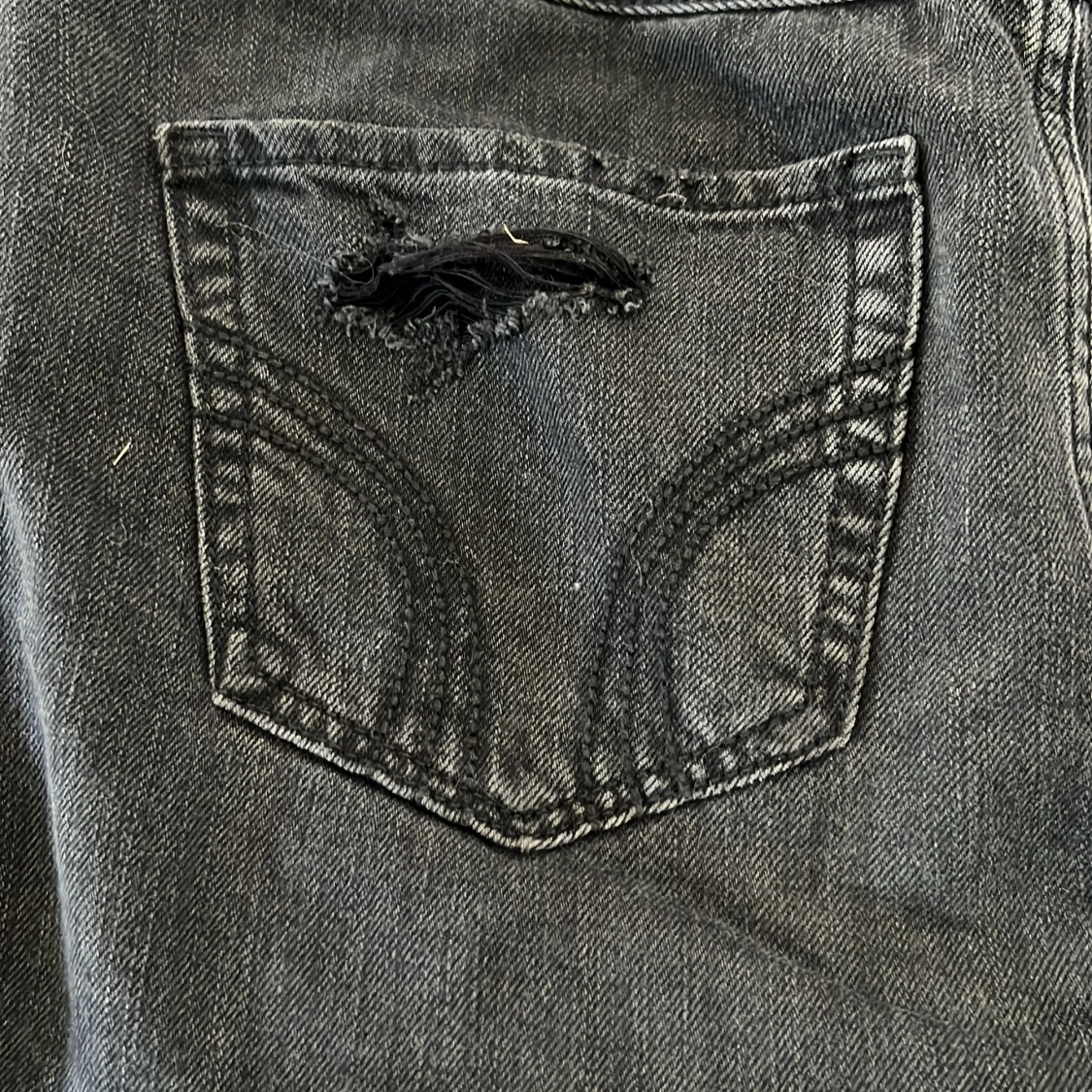 Svart lågmidjad Hollisterkjol  - 2