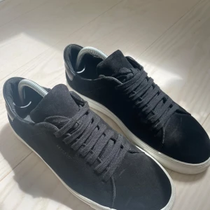 Axel arigato clean 90 - Tja, säljer ett par arigato skor då de inte kommer till användning. Använda ett fåtal gånger. Inget tillkommer. 