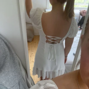 Fin sommarklänning💗 - Snygg klänning med öppen rygg från Gina. Säljes då den tyvärr inte kommer till användning. Den säljes inte längre, men baserat på vad deras andra klänningar kostar gissar jag att nypris är runt 499kr💗