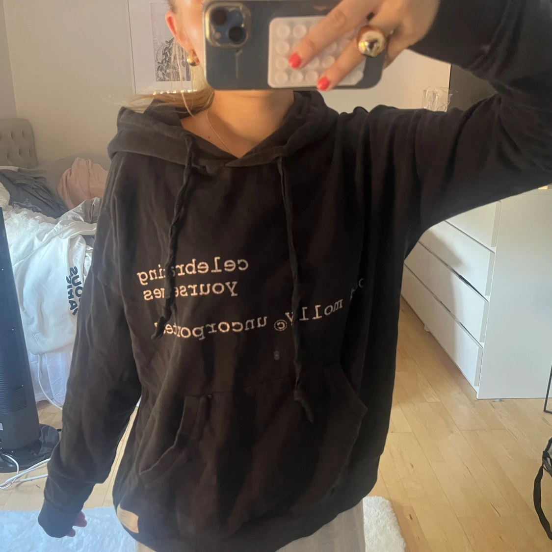 Svart hoodie från Odd Molly