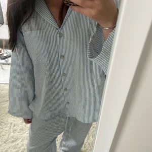 Blå och vit randig pyjamas  - Aldrig använd, 350 för hela settet 