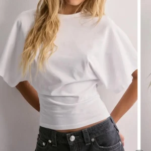 Vit croppad topp från Nelly XS - Säljer en vit croppad topp från Nelly i storlek XS. Toppen har korta, vida ärmar och en tightare passform vid midjan. Tillverkad i mjuk bomull och passar perfekt till jeans eller kjol för en clean och fräsch look. Helt ny med prislapp💗