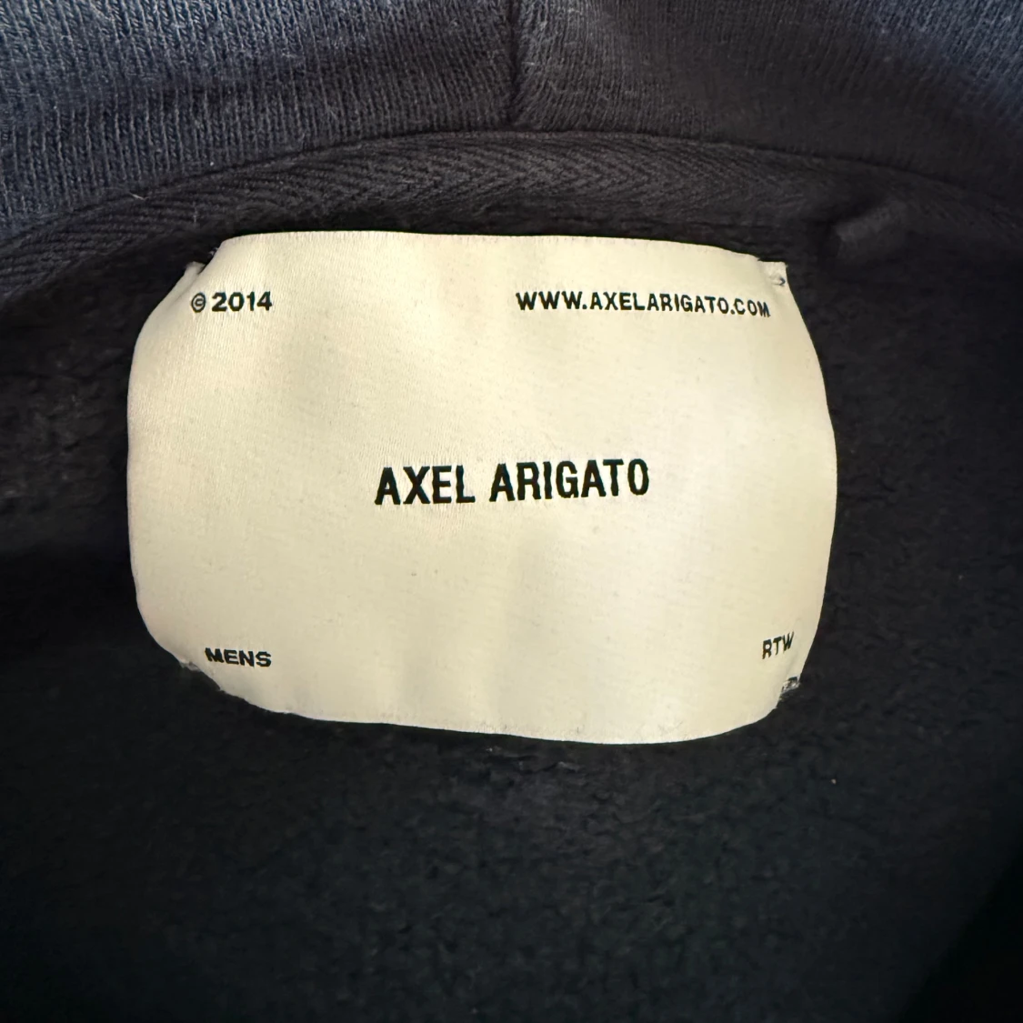 Mörkblå hoodie från Axel Arigato - 1