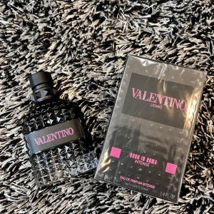 Ny Valentino Uomo Born In Roma Intense 100ml (4 kvar) - Valentino Uomo Born In Roma Intense är en lyxig herrparfym i en svart, nitar-inspirerad glasflaska med rosa detaljer. Flaskan rymmer 100 ml och doften är en Eau de Parfum Intense. Snygg och modern design som sticker ut i badrumshyllan.