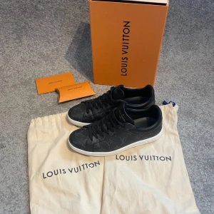 Louis Vuitton Luxembourg - Tja! Säljer dessa sjukt snygga o unika Louis Vuitton Skor  Storlek 40 ( Sitter större ) Skick 9,5/10 ( Inprinsip som nya ) Allt OG medföljer  Nypris: ca 10 000  Säljer: för 3999, Skorna säljs inte längre så dom är sjukt svåra att hitta i detta skick!