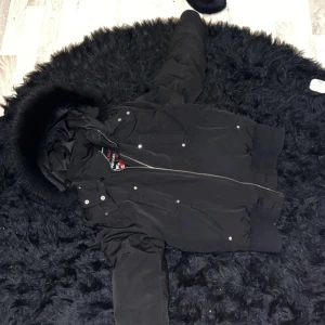 Svart pufferjacka från Moose Knuckles - Säljer den då ja ej använder den mer.        Dragkedjan är bytt 