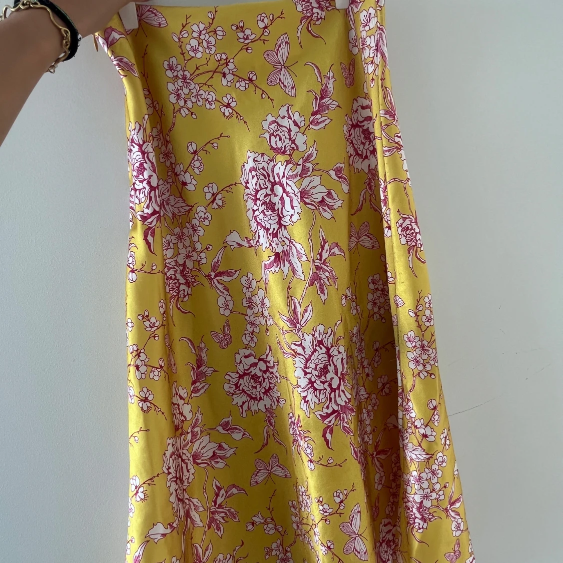 Mönstrad midikjol i satin - 2