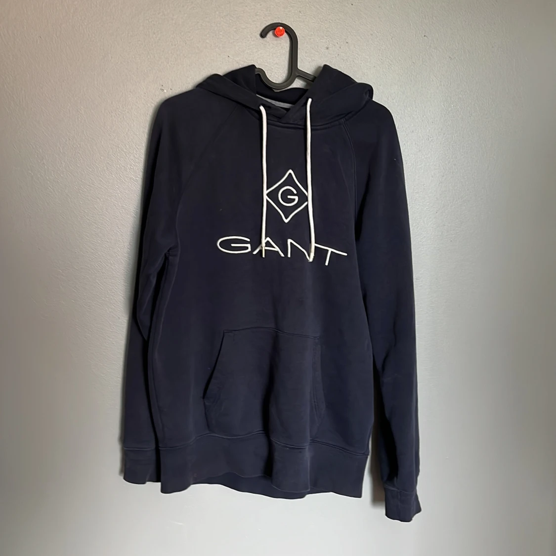 Mörkblå hoodie från GANT med logga