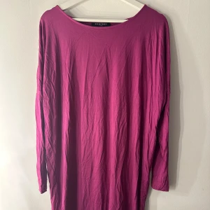 Ilse Jacobsen klänning  - Långärmad klänning i en vacker färg. Den har en lös passform och en båtringning. Perfekt för en avslappnad men stilfull look. Storlek S men skulle säga mer en M